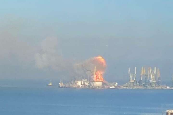 В Бердянске уничтожен большой десантный корабль оккупантов (фото, видео)