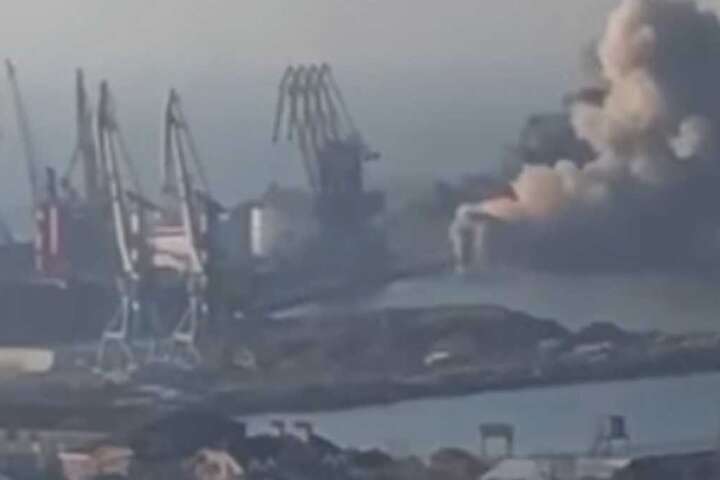 У Бердянську ЗСУ пошкодили ще два кораблі росіян, знищили 3 000 тонн палива – ЗМІ 