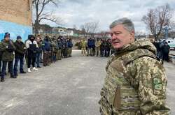 Порошенко вимагає звільняти посадовців, які відсиджуються під західним кордоном