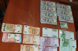 Гроші та золоті злитки вартістю на понад 5,7 млн грн вилучили митники у чоловіків на Закарпатті