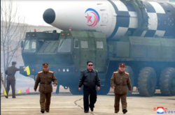 Північна Корея випробувала гігантську балістичну ракету Hwasong-17 (фото)