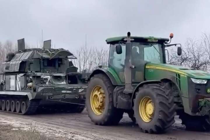 Росіяни крадуть трактори у чернігівських аграріїв 