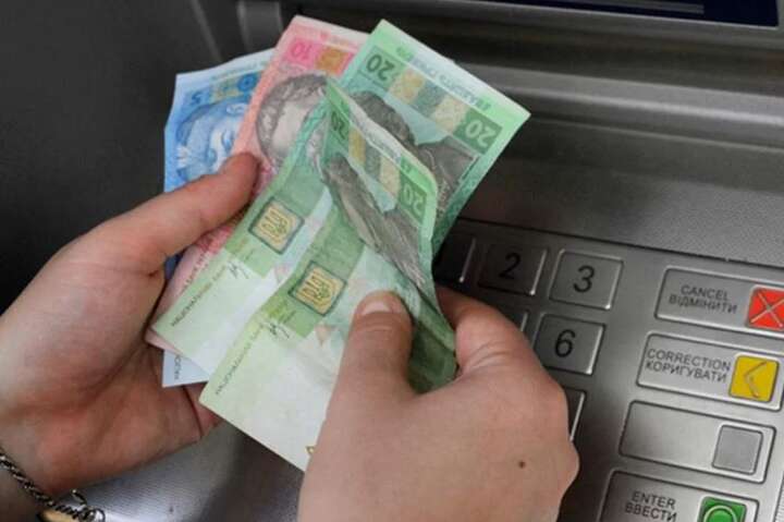 В українців зник панічний попит на готівку   