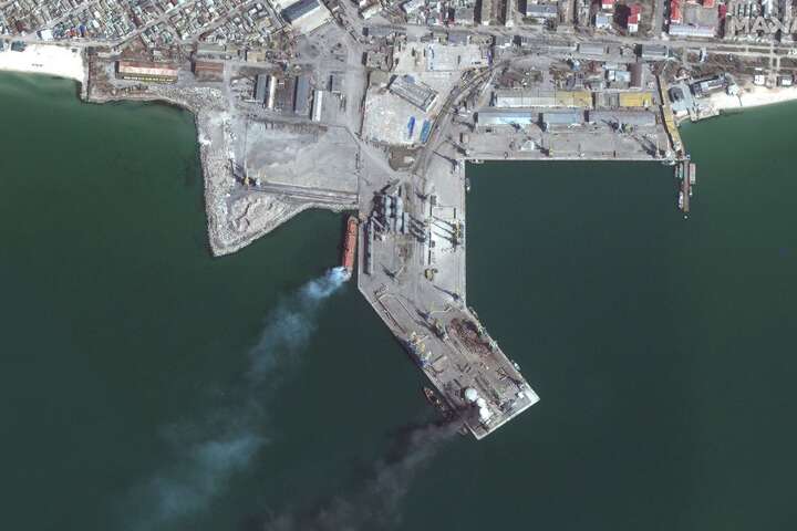 Maxar показала знімки знищеного російського корабля в Бердянську (фото)