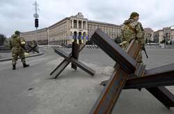 Українські захисники боронять Київ від вторгнення російських окупантів