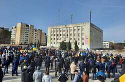 Мирний мітинг у Славутичі окупанти розганяють зброєю (відео)
