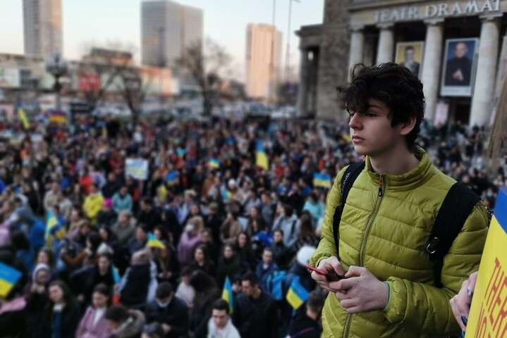 Тысячи людей спели гимн Украины в центре Варшавы (видео)