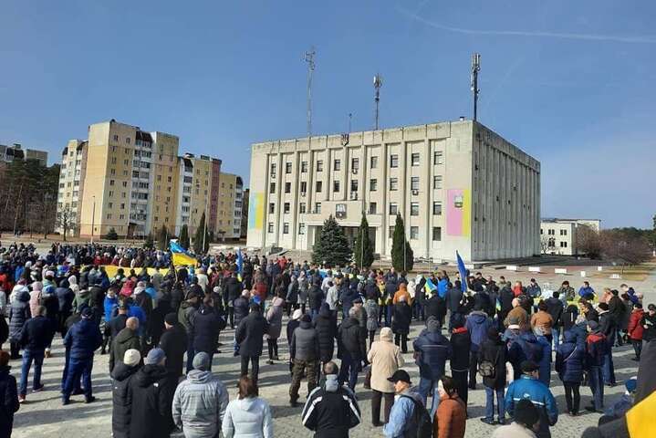 Мирный митинг в Славутиче оккупанты разгоняют выстрелами и светошумовыми гранатами (видео)