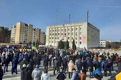 Мирный митинг в Славутиче оккупанты разгоняют выстрелами и светошумовыми гранатами (видео)