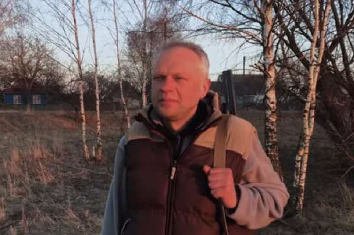 Український режисер зі зброєю в руках прочитав вірш про війну (відео)