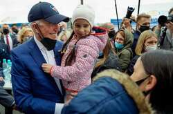 Президент США встретился с украинцами, выехавшими из зоны боевых действий