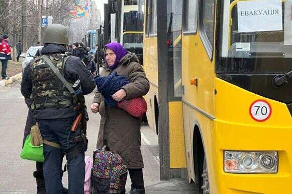 3,5 тис. біженців із Маріуполя, яких блокували рашисти, відпустили з Бердянська