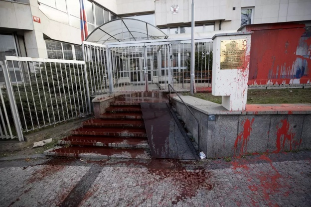 Посольство Росії у Празі вмилось кров'ю (фото)