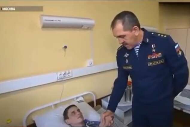 Російський генерал побажав солдату, що повернувся з України без ноги, встати на ноги (відео)