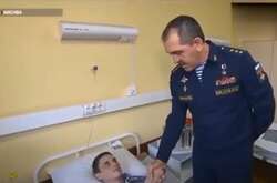 Російський генерал побажав солдату, що повернувся з України без ноги, встати на ноги (відео)