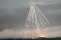 У радіусі до 150 метрів від епіцентру вибуху фосфорної бомби у людей буквально обвуглюється шкіра навіть під одягом