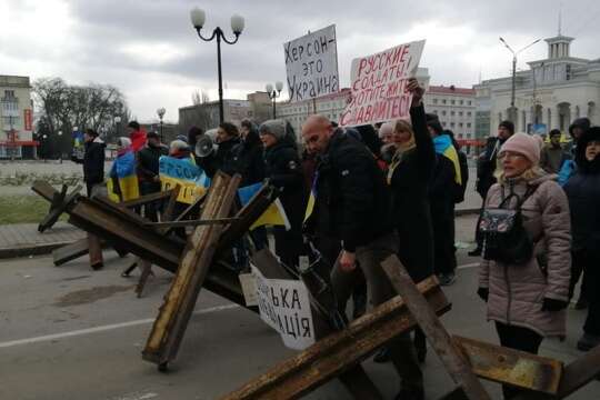 У Херсоні росіяни знову відкрили вогонь проти мирних мітингувальників (відео)