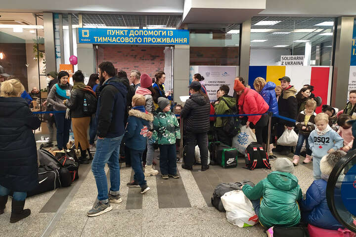 Сотні жінок із дітьми повертаються з Польщі в Україну – ЗМІ