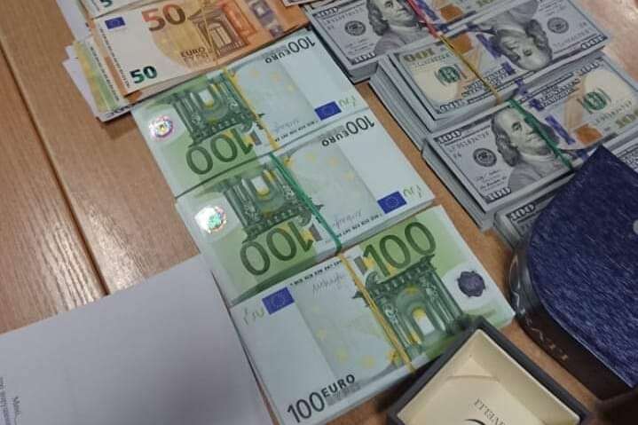 На угорському кордоні затримано українку з великою кількістю валюти