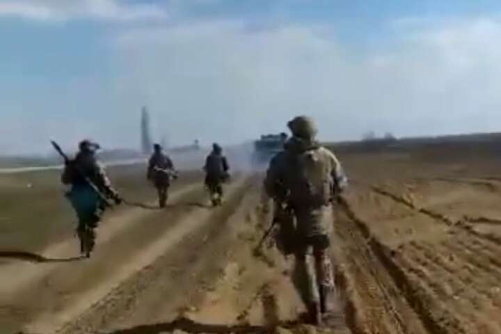 Українські воїни пішки звільняють степи Таврії (відео)