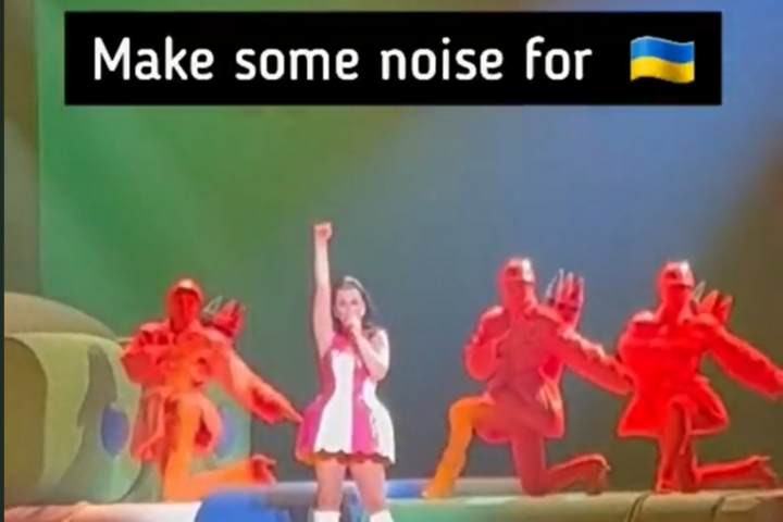 Кеті Перрі під час свого концерту послала Путіна нах*й (відео)
