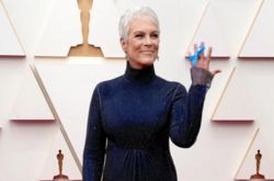 Джеймі Лі Кертіс з блакитною стрічкою на підтримку українських біженців