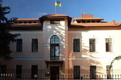 Путінські окупанти зламали двері в будівлі, зняли український прапор та ймовірно винесли техніку