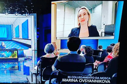 Російська телепропагандистка Марія Овсяннікова, яка нібито виступила проти війни, уже вимагає від Заходу скасувати санкції проти Росії, бо у війні проти України начебто винен тільки Володимир Путін