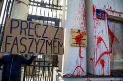  Червоною фарбою побризкали паркан і вивіску амбасади 