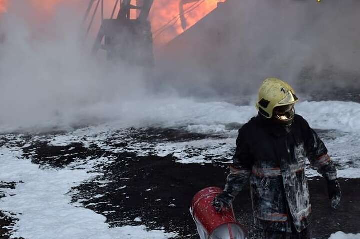 Обстріл нафтобази на Рівненщині: рятувальникам ще не вдалося загасити пожежу