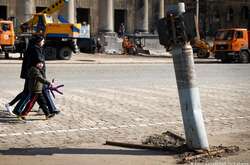 Небезпека повсюди: російська ракета, що влучила у тротуар у центрі Харкова, 25 березня 2022
