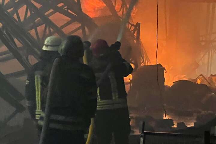 Під Києвом масштабна пожежа: снаряд влучив у склади (фото)