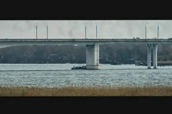 Росіяни мінують міст через Дніпро? Тривожні фото з Херсона