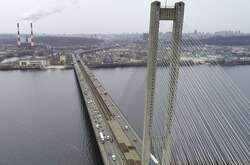 Водії повинні пропускати карети швидкої допомоги та машини з гуманітарною допомогою