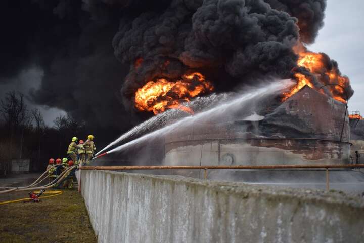 Обстріл нафтобази на Рівненщині: рятувальники досі гасять пожежу (фото)