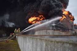 Обстріл нафтобази на Рівненщині: рятувальники досі гасять пожежу (фото)