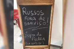 На доске написано: «Россияне не обслуживаются»