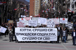  Сотні етнічних сербів у Косово протестували, аби уряд дозволив їм проголосувати на загальних виборах у сусідній Сербії 3 квітня 