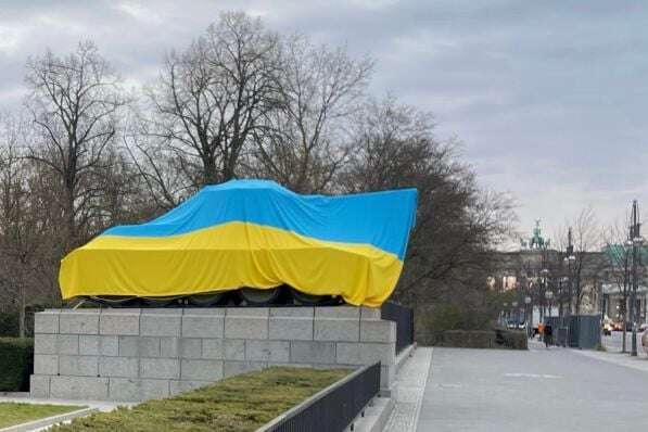 Советский танк в Берлине накрыли украинским флагом. Рашисты в истерике (видео)