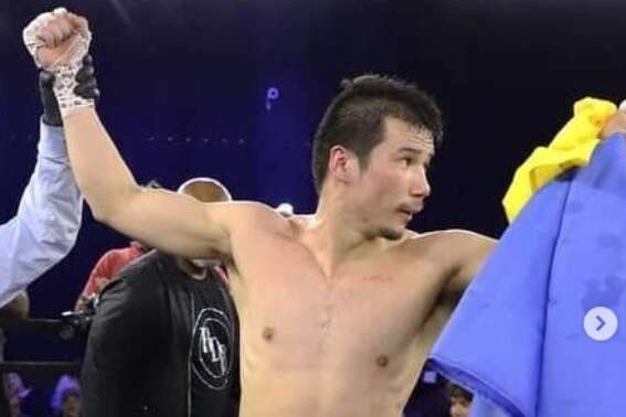 Казахстанський боксер після бою підтримав Україну і назвав Путіна вбивцею