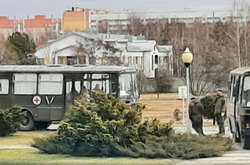 До білоруського Республіканського науково-практичного центру радіаційної медицини та екології людини прибули сім медичних автобусів із російськими окупантами