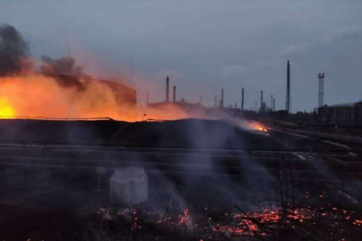 Обстрел Лисичанска: горит нефтяное хранилище (фото)
