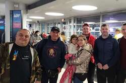  «Співаючий далекобійник» Вадим Дубовський (другий ліворуч) змінив роботу в США на війну в Україні 