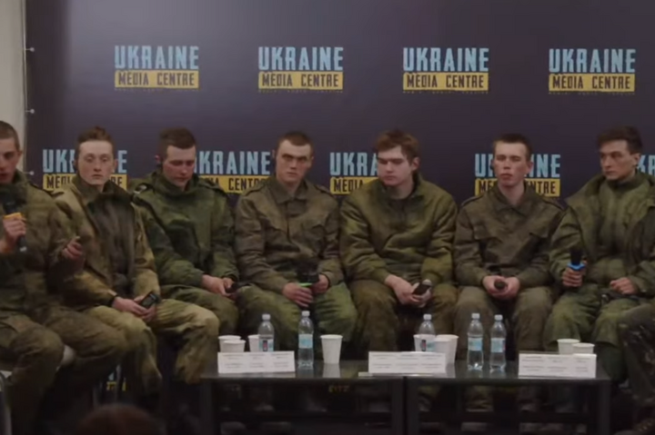 Іржава зброя, радянські каски: Донецькі студенти розповіли, як воювали під Харковом