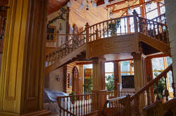 У палаці Медведчука масивні дерев'яні сходи