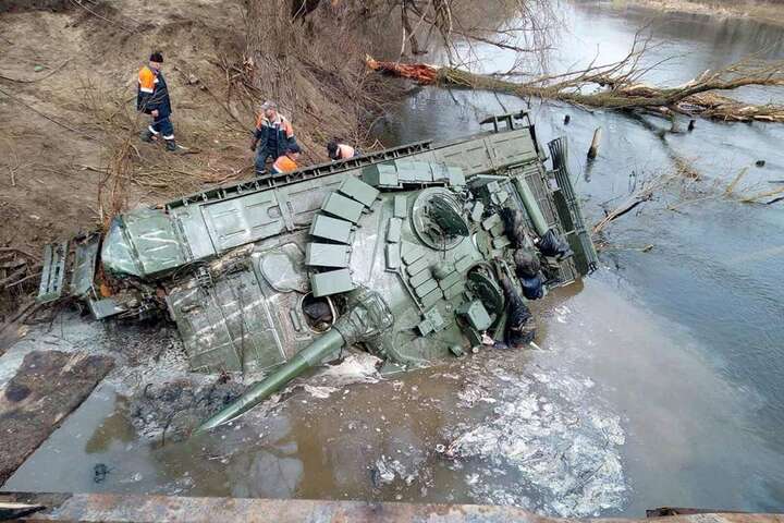 На Сумщині російський танк затонув разом із рашистами (фото)