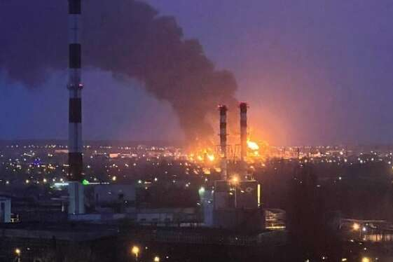 После взрывов на складах в российском Белгороде горит нефтебаза (фото, видео)