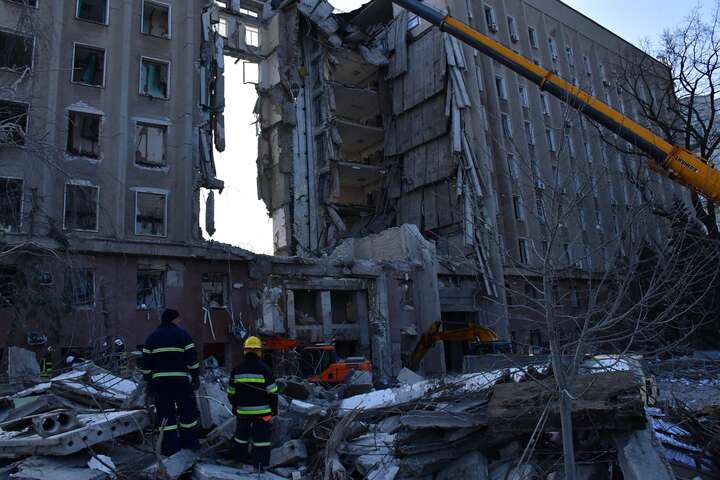 Четвертий день розбору завалів Миколаївської ОВА: кількість жертв ще зросла (фото)