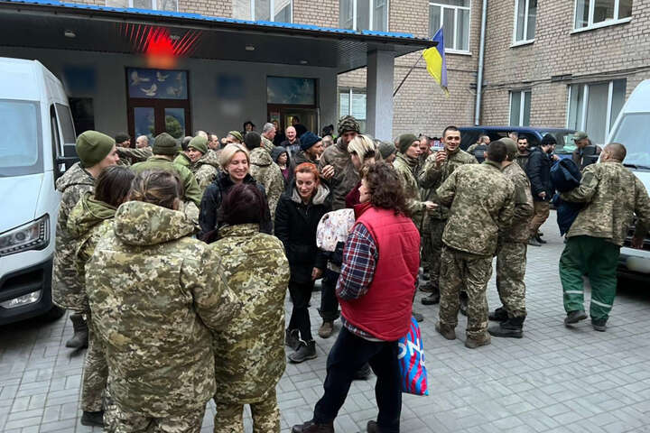Як зустрічали звільнених із полону українців: Тимошенко показав відео