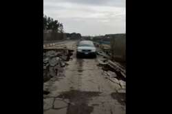 В Сумской области водители теперь вынуждены ездить по разбитым дорогам и мостам